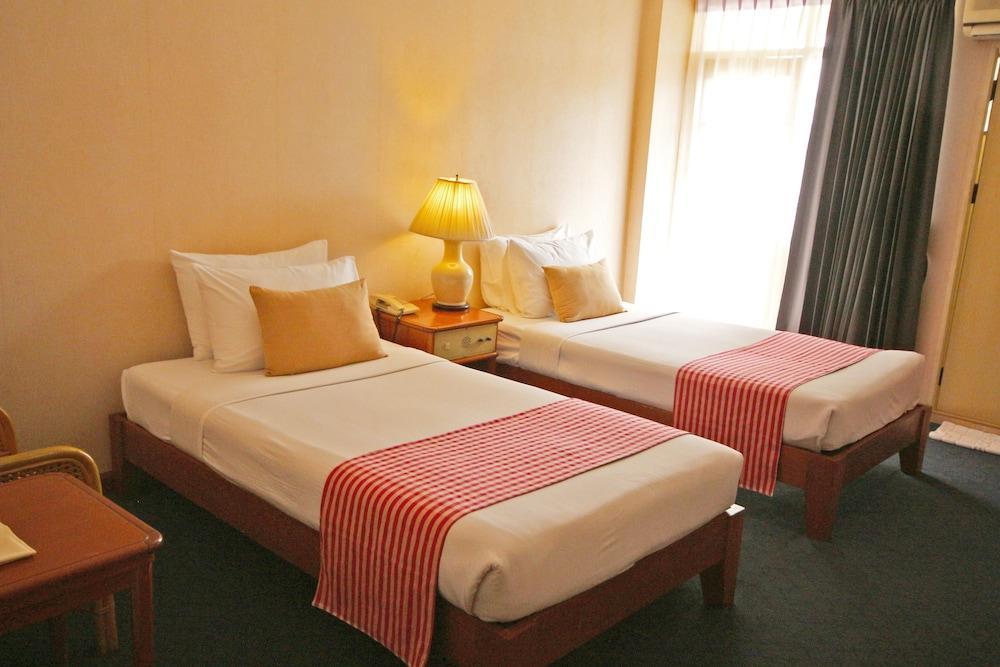 12pm Hotel